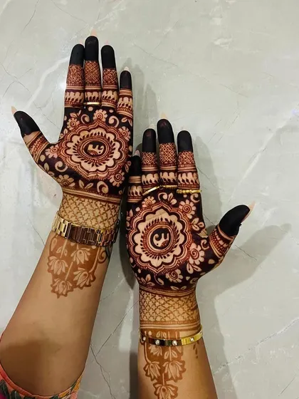 This photo shows the beautiful, deep reddish-brown stain from my homemade natural henna paste. With proper aftercare, you can expect a similarly rich and dark color that lasts for days.