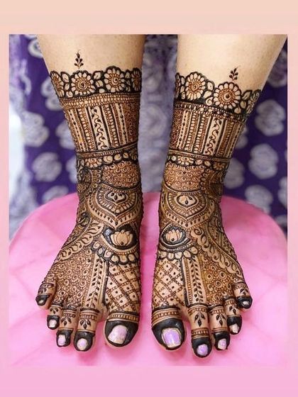 An elegant foot design with lotus motifs and intricate check patterns, perfect for a bride who loves classic details.
