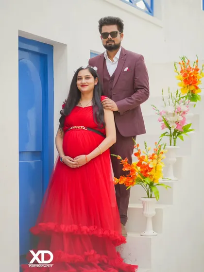 A fashionable couple's portrait on a white staircase, creating a modern and chic look.
