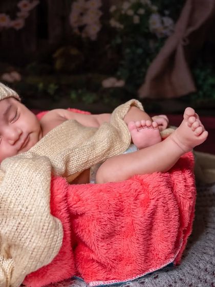 A close-up on the baby's tiny feet during the red basket session. I always make sure to capture these small details, as they are some of the most cherished memories of the newborn stage.