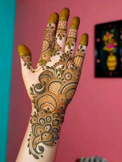 This design combines the flow of Arabic mehendi with the intricate details of Indian patterns. The result is a beautiful fusion style that is both modern and traditional.