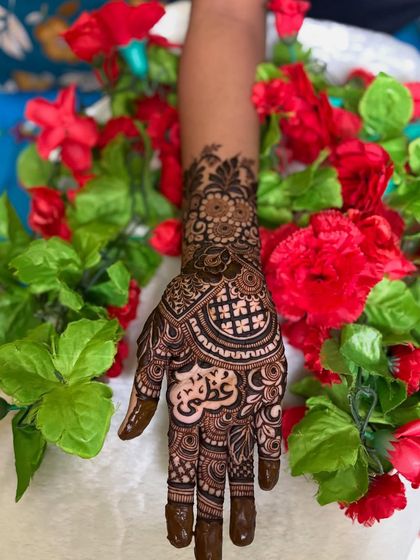 A final look at this personalized semi bridal design. The combination of the name, florals, and geometric elements works so well together.