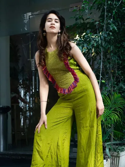 A confident, full-length pose against a backdrop of lush greenery. Even indoors, we can find elements that bring life and texture to the photos.