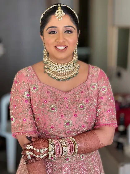 Nilomi's happy smile is the best accessory. The makeup is designed to feel lightweight and comfortable, so you can fully enjoy your day.