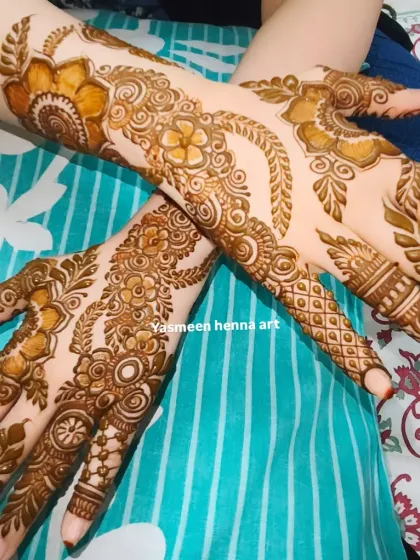 The rich brown color of the fresh henna paste in this modern design promises a beautiful stain.