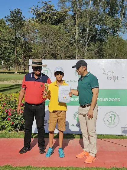 Kabir Sachdev receives his 3rd place trophy at the IGU North Juniors tournament.