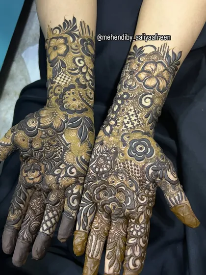 A closer look at the kind of intricate floral and geometric patterns you can learn to create. This design combines bold hibiscus flowers with delicate checkered fills and leafy vines, covering the hands beautifully. This is the level of detail we work towards in my advanced course.