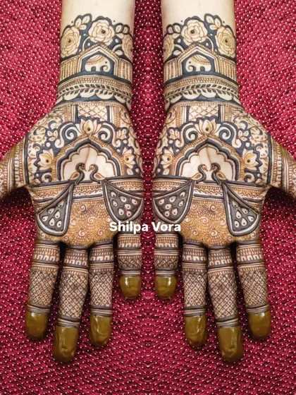 A regal design with jharokha-style arches and intricate detailing, perfect for a bride wanting a royal look.