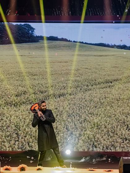 A classic SRK moment for this groom's solo performance. We used a DDLJ-style backdrop on the LED screen to create a full cinematic experience for his Sangeet.