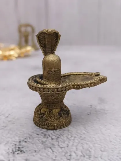 Yeh brass se bana Maha Shiv Ling idol hai, jispar naag devta virajman hain. Iski karigari bahut hi bariki se ki gayi hai.