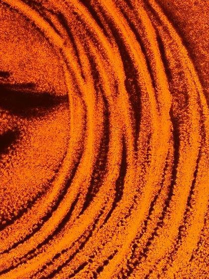 'Why eye!' A close-up of an eye surrounded by concentric circles, all drawn in sand. This piece plays with focus and perception.