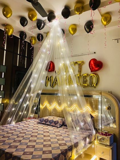 A full view of the sophisticated black and gold "Just Married" room decoration, perfect for couples who prefer a contemporary style.