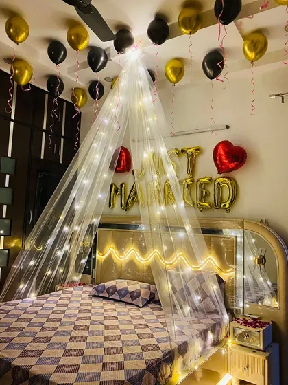 A full view of the sophisticated black and gold "Just Married" room decoration, perfect for couples who prefer a contemporary style.