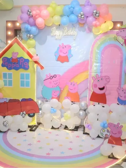 It’s always a fun day with Peppa Pig! This colorful setup features Peppa's house, a bright rainbow, and all her friends, creating a playful scene for the little ones.