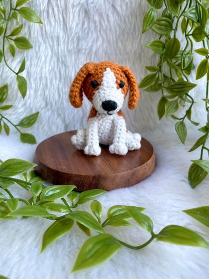 A tiny beagle puppy, small enough to sit in the palm of your hand. This little dog keychain is perfect for any dog lover.