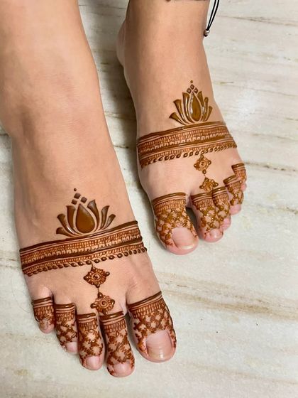 A simple and beautiful design with a lotus motif and delicate patterns on the toes.