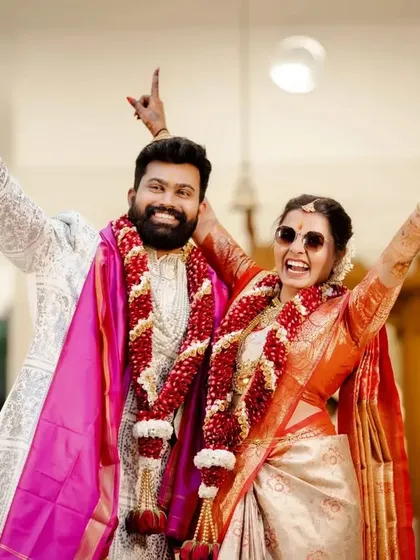Pure joy! The couple celebrates their union with sunglasses and victory signs, a fun and candid moment that shows their personality.