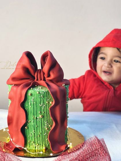 My little one couldn't resist our Christmas bow cake. It's one of my current obsessions.