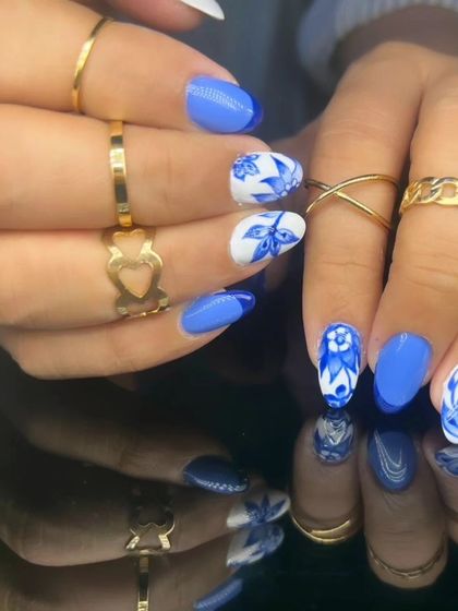 A full set of the intricate blue and white floral nails.
