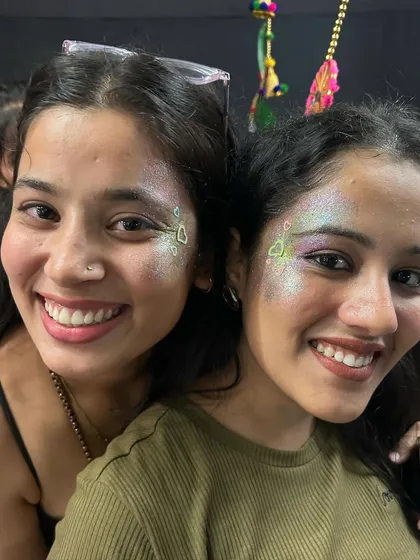 Twinning! These friends got matching glittery heart designs and they look so happy. It's a great way to bond with your bestie.