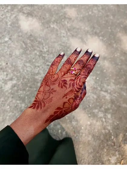 A delicate party henna design with a lovely dark stain. Even the finer, shaded parts of the design have developed a beautiful color.