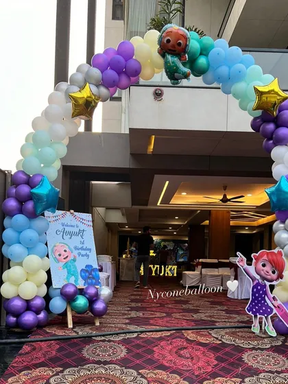 I created this welcoming entrance for a Cocomelon-themed party. A colorful balloon arch and a personalized welcome sign featuring the birthday boy, Avyukt, greet the guests as they arrive.