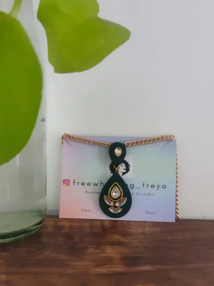 This dark green teardrop pendant necklace is a versatile piece for any occasion. It features delicate Kundan work and can be styled with both casual and formal wear.
