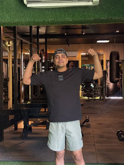 Flexing in a different outfit.