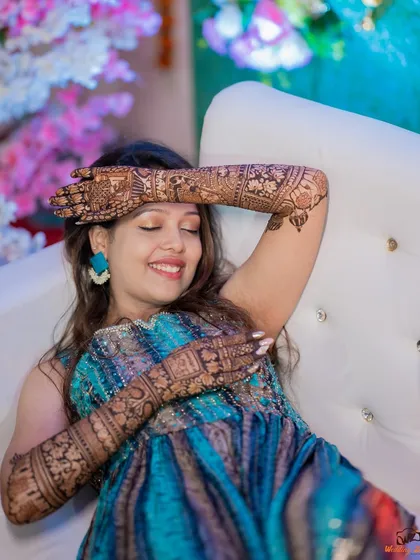 A happy and relaxed portrait of the bride during her mehendi ceremony. It's a moment of joy and anticipation, and I aim to capture that feeling.