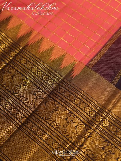 A close-up of the border, featuring peacock motifs and a temple (thazhampoo reku) design.
