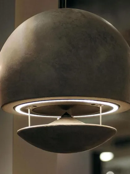 A detailed look at the Spherina Air Pluma hanging speaker. Its design combines a downward-firing driver and an acoustic lens to create a 360-degree sound field, making it both a light fixture and a high-performance audio source.