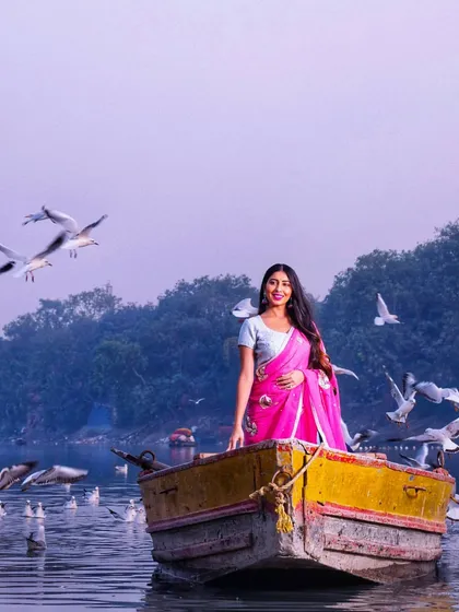 We created this simple, old-school saree look for a shoot at Yamuna Ghat. The goal was to capture a timeless and serene moment, blending the elegance of a classic pink saree with a stunning natural backdrop.
