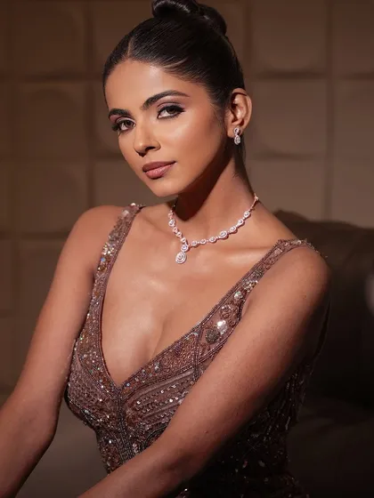 Beyond bridal, you will also learn to create modern, glamorous looks perfect for red carpets or high-fashion shoots. This soft glam look features dewy skin, golden hues, and a sophisticated high bun, showing the full range of skills you will acquire.