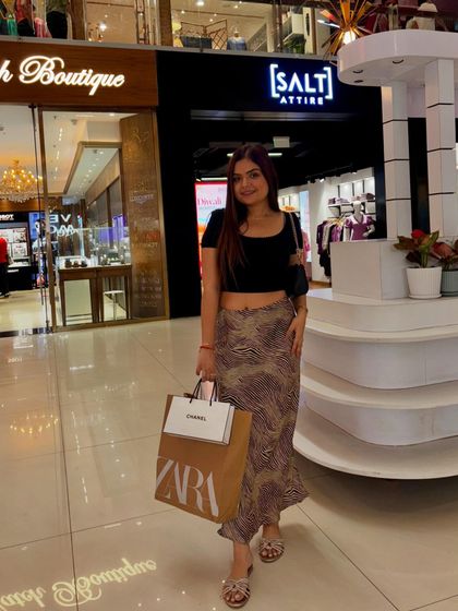 The same stylish Zara outfit, this time styled for a shopping day at the mall.