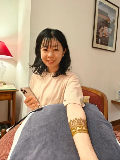 My client from Japan taking a photo of her fresh elephant-themed mehndi band. It was a joy to create this for her.