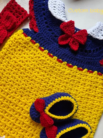 How adorable is this custom Snow White baby set? I made the dress, headband, and little booties with the softest yarn, perfect for a baby's first photoshoot or special occasion. Making things for tiny humans is full of so much pyaar.