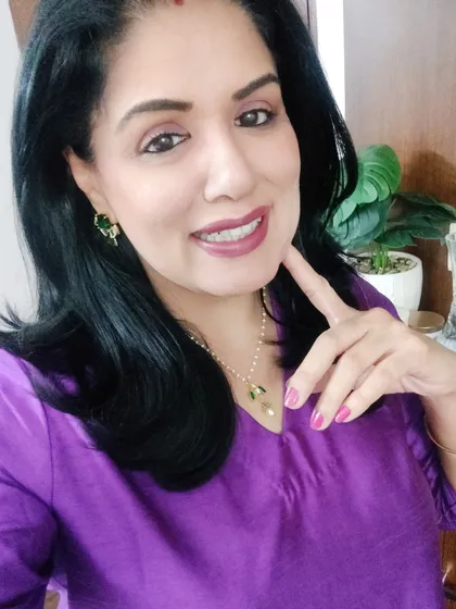 A selfie to show the makeup and emerald earrings that complete the festive look.