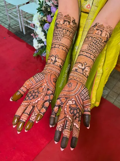 Another shot of this classic bridal mehendi, showing how the design flows from the fingertips to the elbow. The dark fingertips are a traditional bridal touch.
