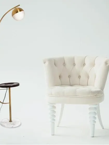 A svelte antique brass floor lamp that combines lighting with modern technology. This piece features a built-in wireless charger and USB port on its wooden tray, set on a sturdy marble base, making it the perfect smart addition to your living room.