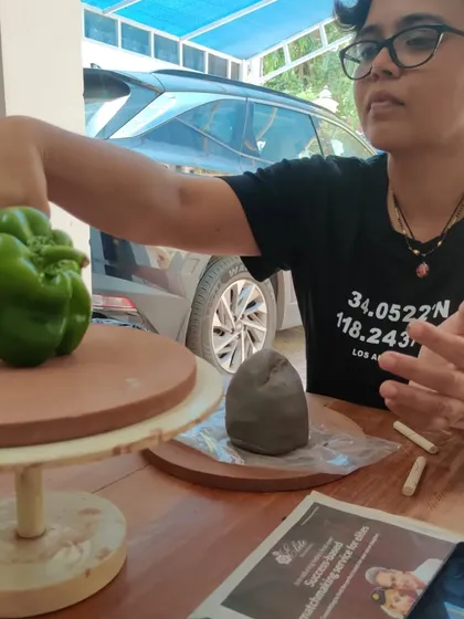 A student explaining her approach to her sculpture. I encourage everyone to find their own way of working with the material.