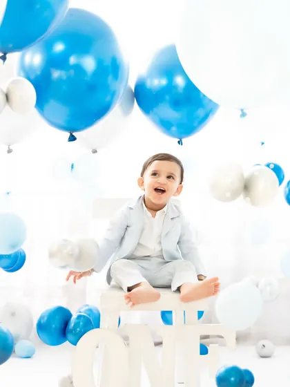 A first birthday is a celebration of pure joy! This classic balloon-filled setup is designed to capture the happiness and excitement of turning one. I focus on creating a light, airy, and fun atmosphere where your baby's personality can shine.