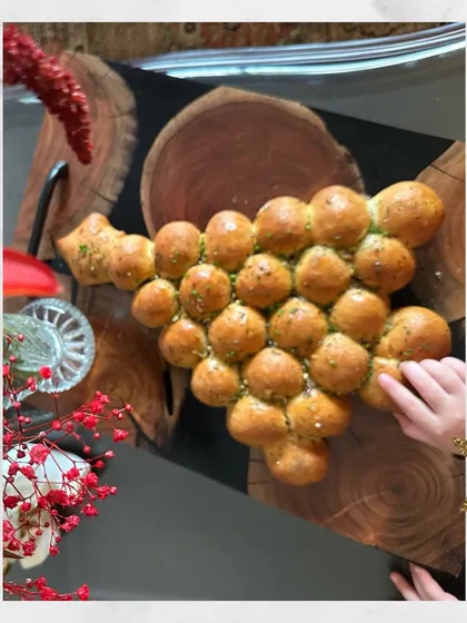 Even the bread is part of the theme. This festive pull-apart bread, shaped like a bunch of grapes, was a delightful and interactive part of our Christmas lunch.