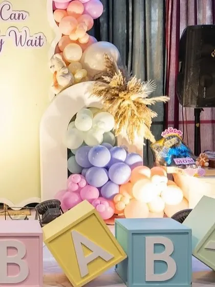 A side view of the pastel teddy bear theme, showing the depth of the balloon garlands and the integration of boho elements like pampas grass.