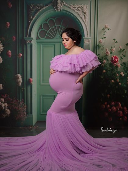 A duplicate of 211, this profile shot is perfect for highlighting the baby bump in an elegant and sophisticated way.