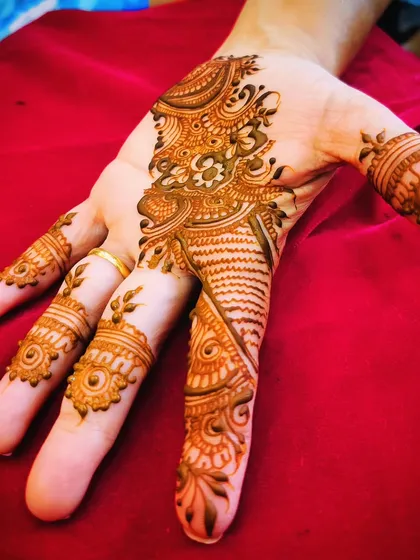 An elegant Arabic-style vine for a party. The pattern flows beautifully along the side of the hand, creating a very graceful line.