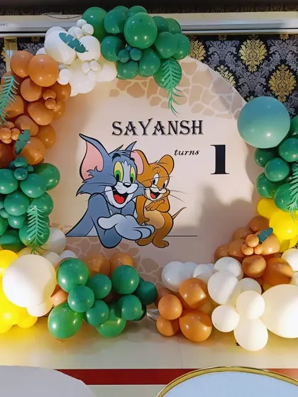 A full view of the Tom and Jerry balloon arch decoration.