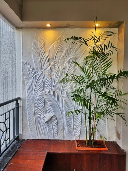 To give this home balcony an elegant and natural feel, we hand-sculpted this tropical leaf formation using a fiber and plaster molding technique. The 3D textured art creates beautiful shadows with overhead lighting.