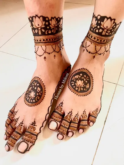 A lovely design for the feet featuring a central lotus mandala and a delicate ankle band.