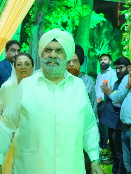 We manage the flow of the event, including the grand entrance of chief guests. Here, Sant Rajinder Singh Ji Maharaj arrives at the Darshan Academy annual day celebration.