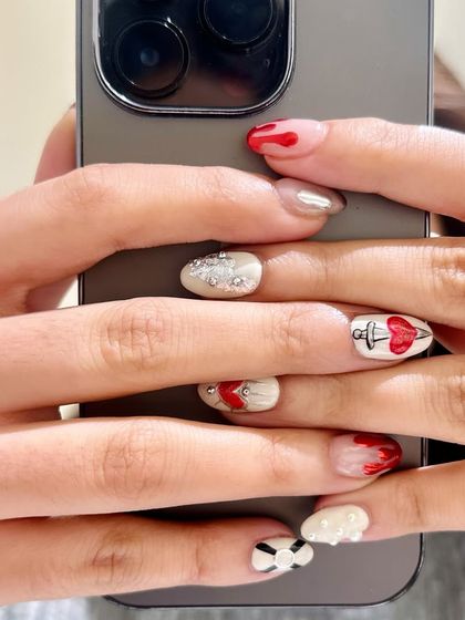 Nailed the Valentine's vibes with this edgy and creative set. It features a mix of different designs, including blood drips, an anchor heart, and 3D bows.